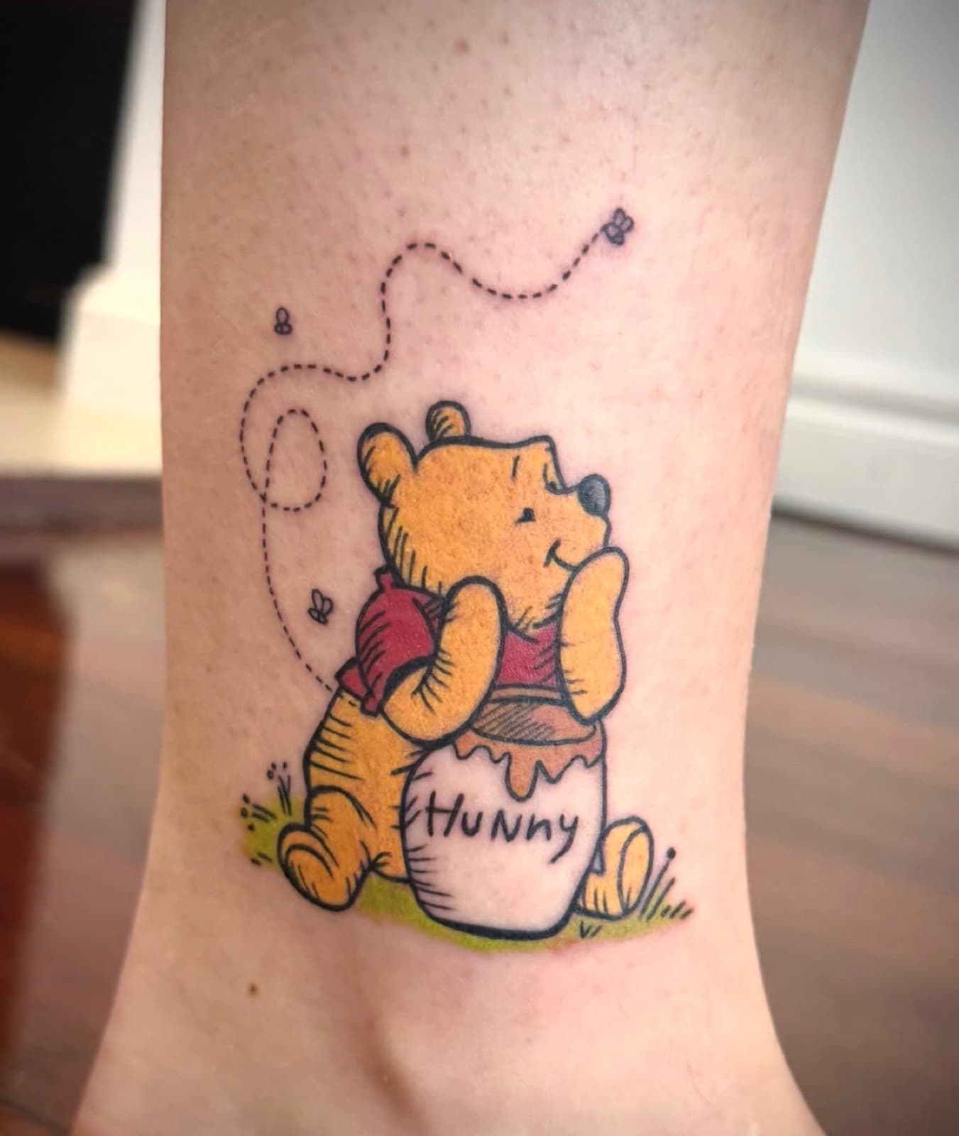 Winnie the Pooh with honey pot, colour