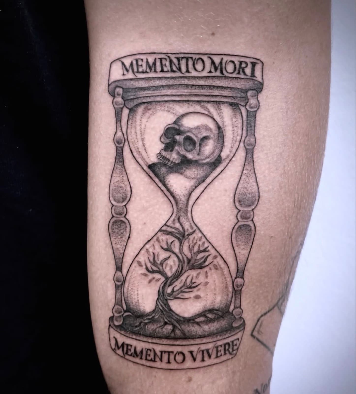 Memento Mori hourglass with skull and tree, black and grey